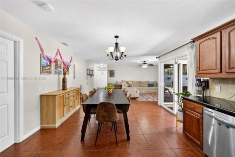 House in Miami, Florida 3 bedrooms, 129.78 sq.m. № 2030075 - photo 18