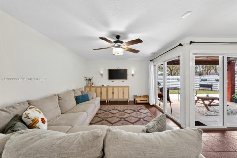 House in Miami, Florida 3 bedrooms, 129.78 sq.m. № 2030075 - photo 12