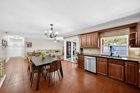 House in Miami, Florida 3 bedrooms, 129.78 sq.m. № 2030075 - photo 15