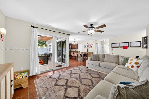 House in Miami, Florida 3 bedrooms, 129.78 sq.m. № 2030075 - photo 8