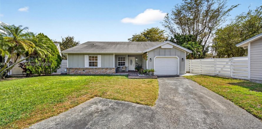 House in Miami, Florida 3 bedrooms, 129.78 sq.m. № 2030075