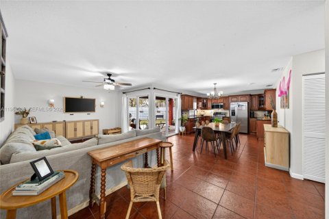 House in Miami, Florida 3 bedrooms, 129.78 sq.m. № 2030075 - photo 9