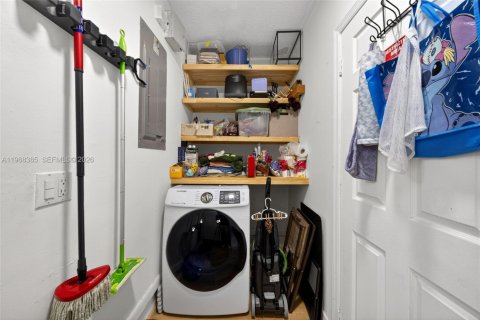 House in Miami, Florida 3 bedrooms, 129.78 sq.m. № 2030075 - photo 22