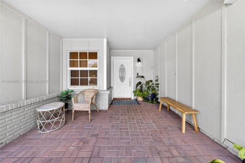 House in Miami, Florida 3 bedrooms, 129.78 sq.m. № 2030075 - photo 6