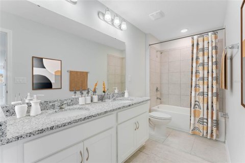House in Leesburg, Florida 5 bedrooms, 265.33 sq.m. № 1912542 - photo 8