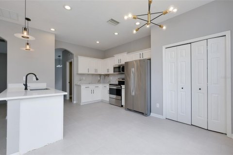 House in Lakewood Ranch, Florida 4 bedrooms, 186.92 sq.m. № 2421880 - photo 4