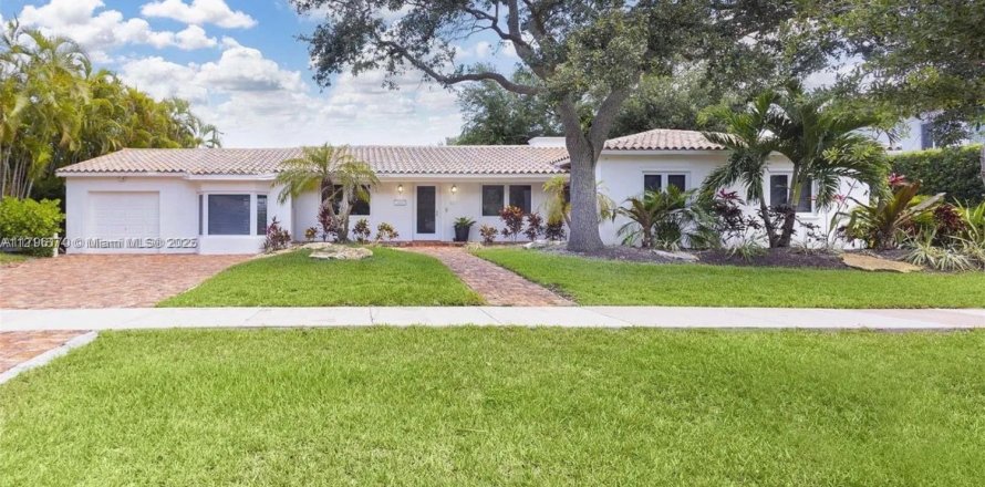 Villa ou maison à Coral Gables, Floride 4 chambres, 218.32 m2 № 1707973
