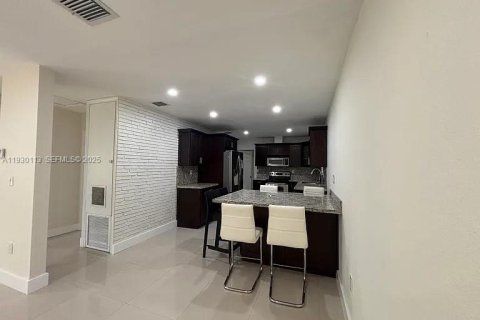 Casa en alquiler en Miami, Florida, 3 dormitorios, 176.33 m2 № 1989089 - foto 3