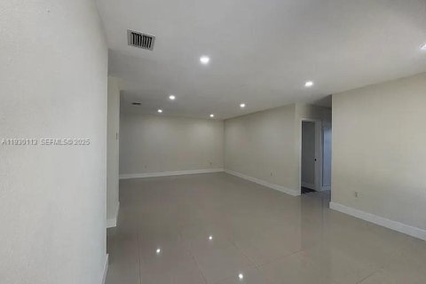 Casa en alquiler en Miami, Florida, 3 dormitorios, 176.33 m2 № 1989089 - foto 7