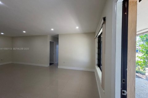 Casa en alquiler en Miami, Florida, 3 dormitorios, 176.33 m2 № 1989089 - foto 9