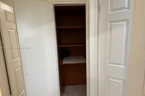 Casa en alquiler en Miami, Florida, 3 dormitorios, 176.33 m2 № 1989089 - foto 6