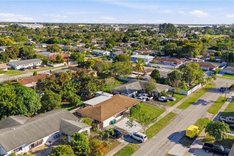 Casa en alquiler en Miami, Florida, 3 dormitorios, 176.33 m2 № 1989089 - foto 14