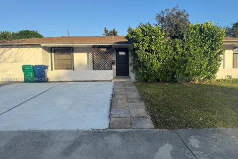 Casa en alquiler en Miami, Florida, 3 dormitorios, 176.33 m2 № 1989089 - foto 1