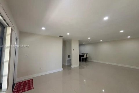 Casa en alquiler en Miami, Florida, 3 dormitorios, 176.33 m2 № 1989089 - foto 2