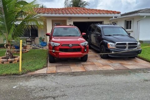 House in Tamarac, Florida 3 bedrooms, 154.22 sq.m. № 1974135 - photo 4