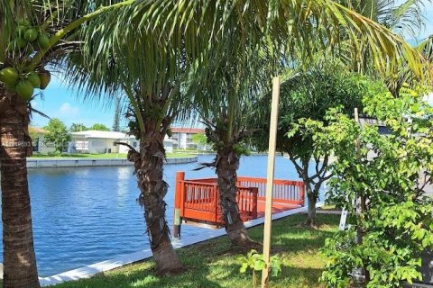 House in Tamarac, Florida 3 bedrooms, 154.22 sq.m. № 1974135 - photo 5