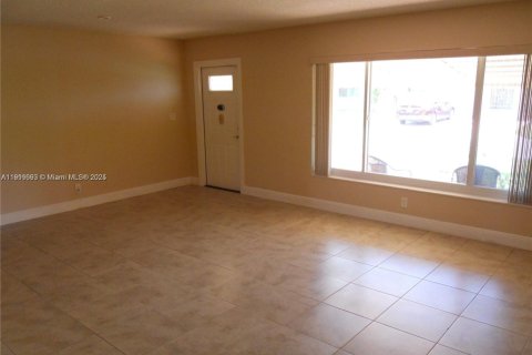 House in Tamarac, Florida 3 bedrooms, 154.22 sq.m. № 1974135 - photo 11