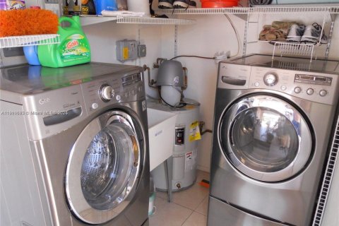 House in Tamarac, Florida 3 bedrooms, 154.22 sq.m. № 1974135 - photo 12