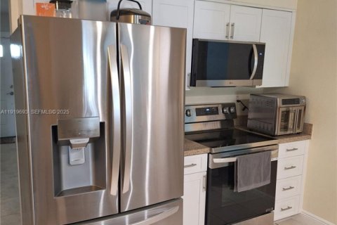 House in Tamarac, Florida 3 bedrooms, 154.22 sq.m. № 1974135 - photo 14