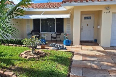 House in Tamarac, Florida 3 bedrooms, 154.22 sq.m. № 1974135 - photo 1