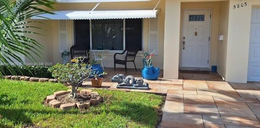 House in Tamarac, Florida 3 bedrooms, 154.22 sq.m. № 1974135