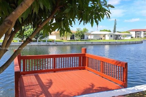 House in Tamarac, Florida 3 bedrooms, 154.22 sq.m. № 1974135 - photo 7