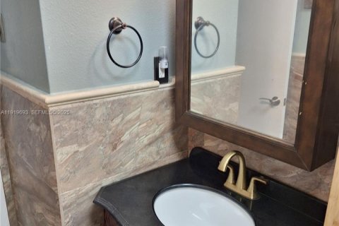 House in Tamarac, Florida 3 bedrooms, 154.22 sq.m. № 1974135 - photo 15