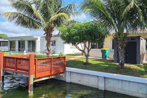 House in Tamarac, Florida 3 bedrooms, 154.22 sq.m. № 1974135 - photo 9