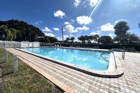 House in Tamarac, Florida 3 bedrooms, 154.22 sq.m. № 1974135 - photo 13