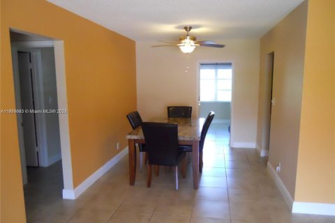 House in Tamarac, Florida 3 bedrooms, 154.22 sq.m. № 1974135 - photo 10
