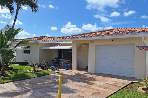 House in Tamarac, Florida 3 bedrooms, 154.22 sq.m. № 1974135 - photo 3