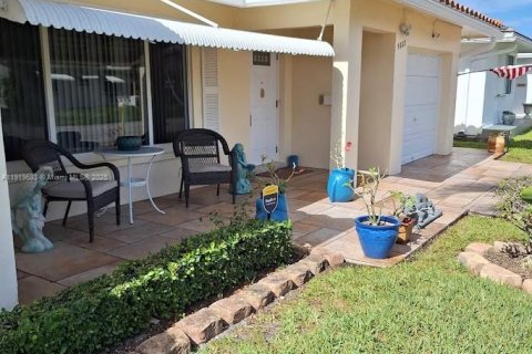 House in Tamarac, Florida 3 bedrooms, 154.22 sq.m. № 1974135 - photo 2