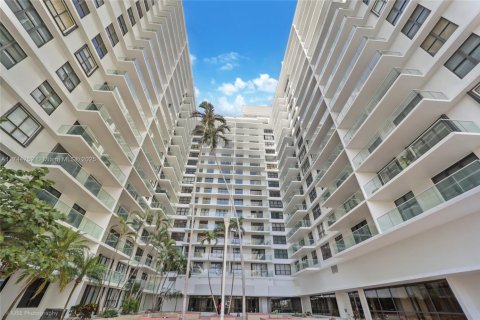 Copropriété à louer à Bal Harbour, Floride: 2 chambres, 128.95 m2 № 1707723 - photo 1