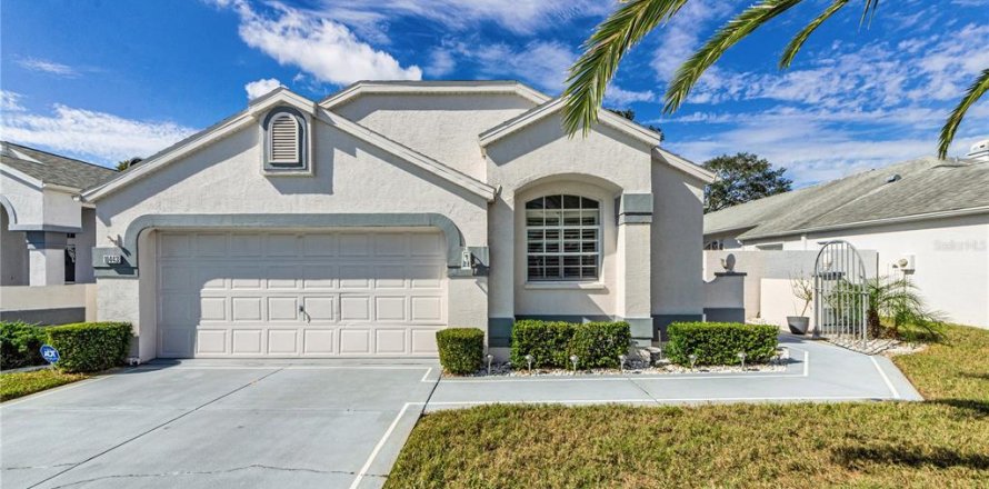 House in Spring Hill, Florida 2 bedrooms, 155.7 sq.m. № 2109974