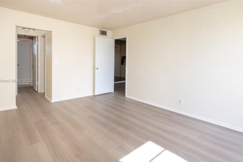 Купить кондоминиум в Норт-Лодердейл, Флорида 1 спальня, 76.46м2, № 1955715 - фото 1