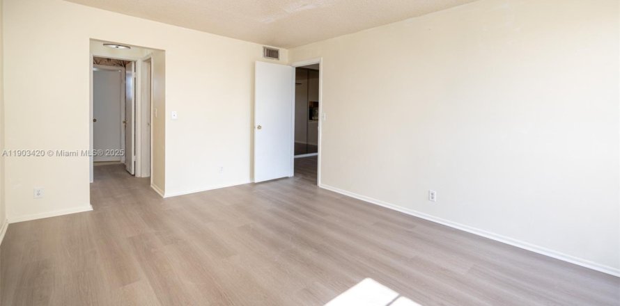 Кондоминиум с 1 спальней в Норт-Лодердейл, Флорида № 1955715