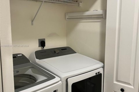 Touwnhouse à louer à Miramar, Floride: 3 chambres, 117.99 m2 № 2059142 - photo 23