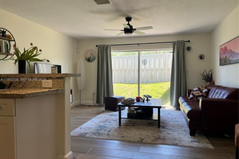Touwnhouse à louer à Miramar, Floride: 3 chambres, 117.99 m2 № 2059142 - photo 5