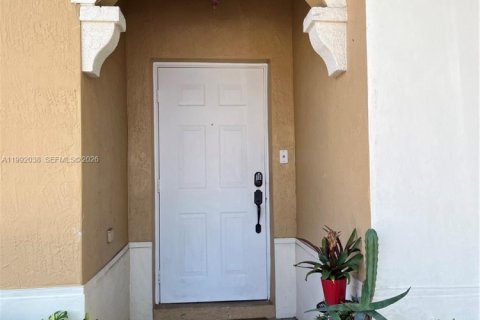 Touwnhouse à louer à Miramar, Floride: 3 chambres, 117.99 m2 № 2059142 - photo 2