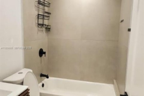 Villa ou maison à louer à Fort Lauderdale, Floride: 3 chambres, 116.22 m2 № 1988847 - photo 8