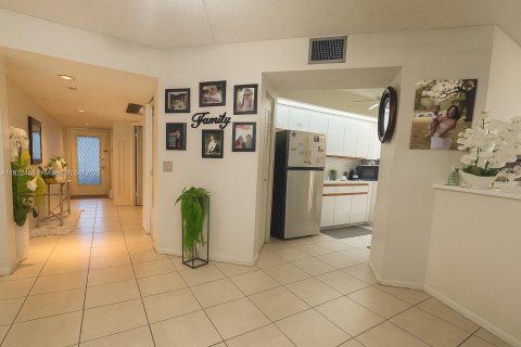 Купить кондоминиум в Пемброк-Пайнс, Флорида 1 спальня, 97.08м2, № 1978889 - фото 4