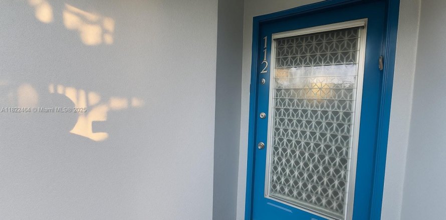 Кондоминиум с 1 спальней в Пемброк-Пайнс, Флорида № 1978889