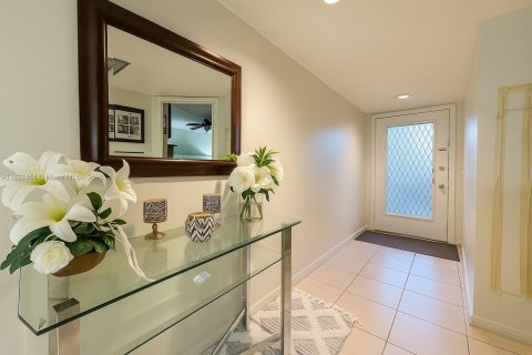 Купить кондоминиум в Пемброк-Пайнс, Флорида 1 спальня, 97.08м2, № 1978889 - фото 2