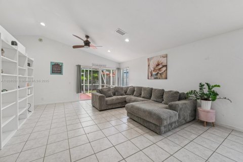 House in Weston, Florida 3 bedrooms, 125.7 sq.m. № 1825520 - photo 4