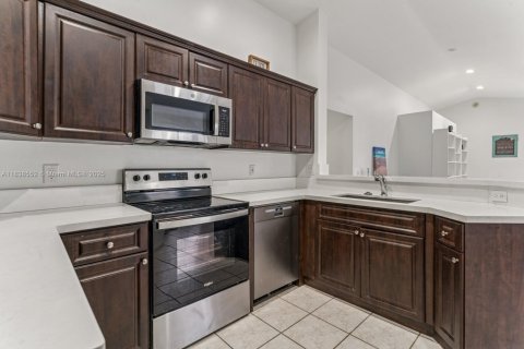 House in Weston, Florida 3 bedrooms, 125.7 sq.m. № 1825520 - photo 10
