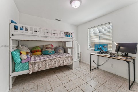 House in Weston, Florida 3 bedrooms, 125.7 sq.m. № 1825520 - photo 15