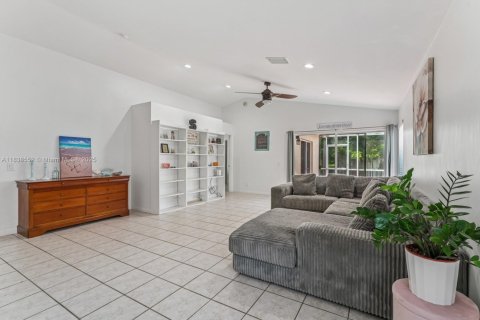 House in Weston, Florida 3 bedrooms, 125.7 sq.m. № 1825520 - photo 6
