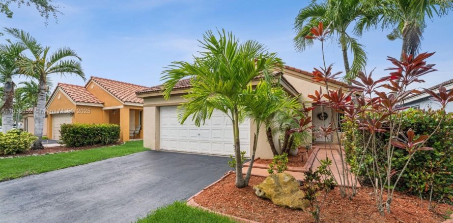 House in Weston, Florida 3 bedrooms, 125.7 sq.m. № 1825520