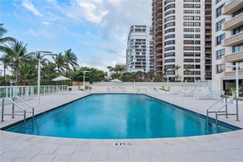 Condominio en alquiler en Bal Harbour, Florida, 1 dormitorio, 94.67 m2 № 1937530 - foto 13