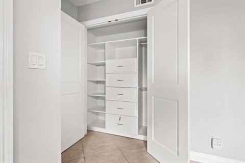 Купить кондоминиум в Уилтон-Мэнорс, Флорида 3 комнаты, 78.97м2, № 2085139 - фото 16